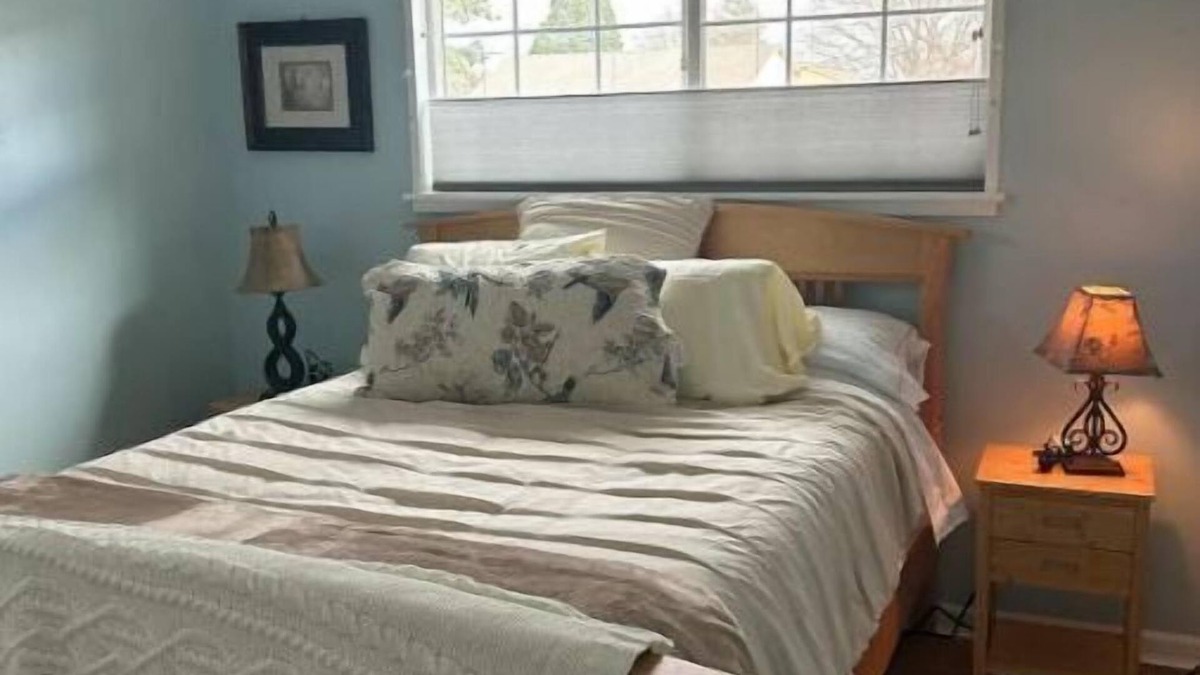 Western House | Berkeley Park Charmer! Lovely cottage home. Convenient and quiet location.