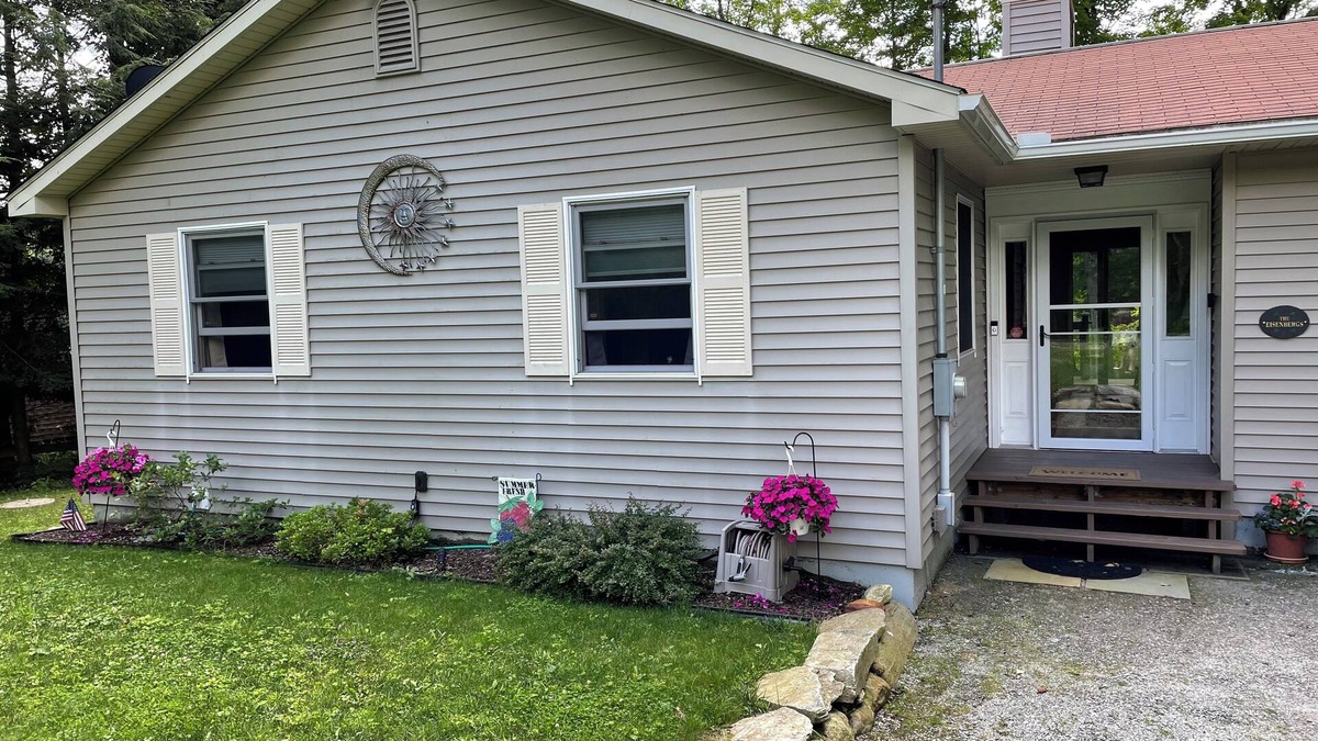 Sherwood Forest House | Berkshires Lakefront Gem. Cozy home w/hiking, swimming & all things cultural!n