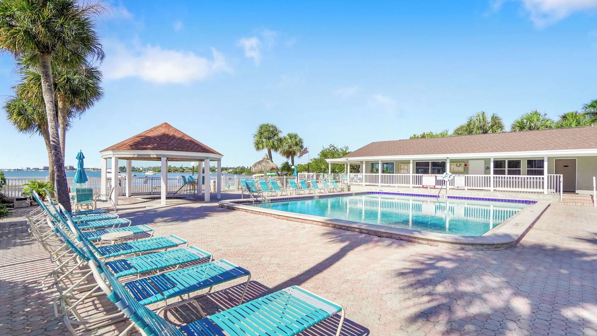 Bayview Condo | Bermuda Bay St. Petersburg Waterfront Pool 53J