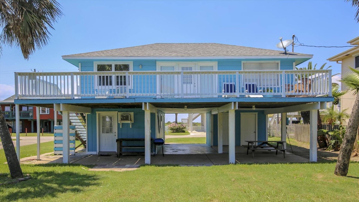 Bermuda Beach House | Bermuda Escape: Charming, 2nd row Beach Cottage w/ backyard!