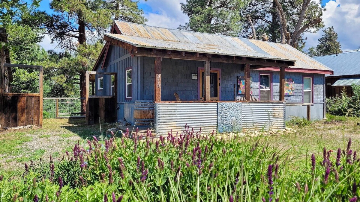 Winthrop House | Bernies-Dog Friendly, Cozy 2-bedroom house with River View in Winthrop, WA