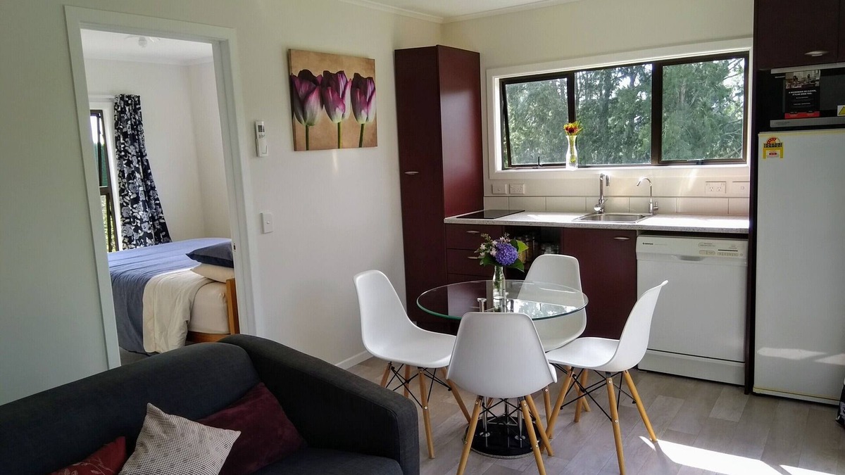 Te Awamutu Cottage | Berry View Cottage NEW - Waitomo Hobbiton Hamilton Gardens