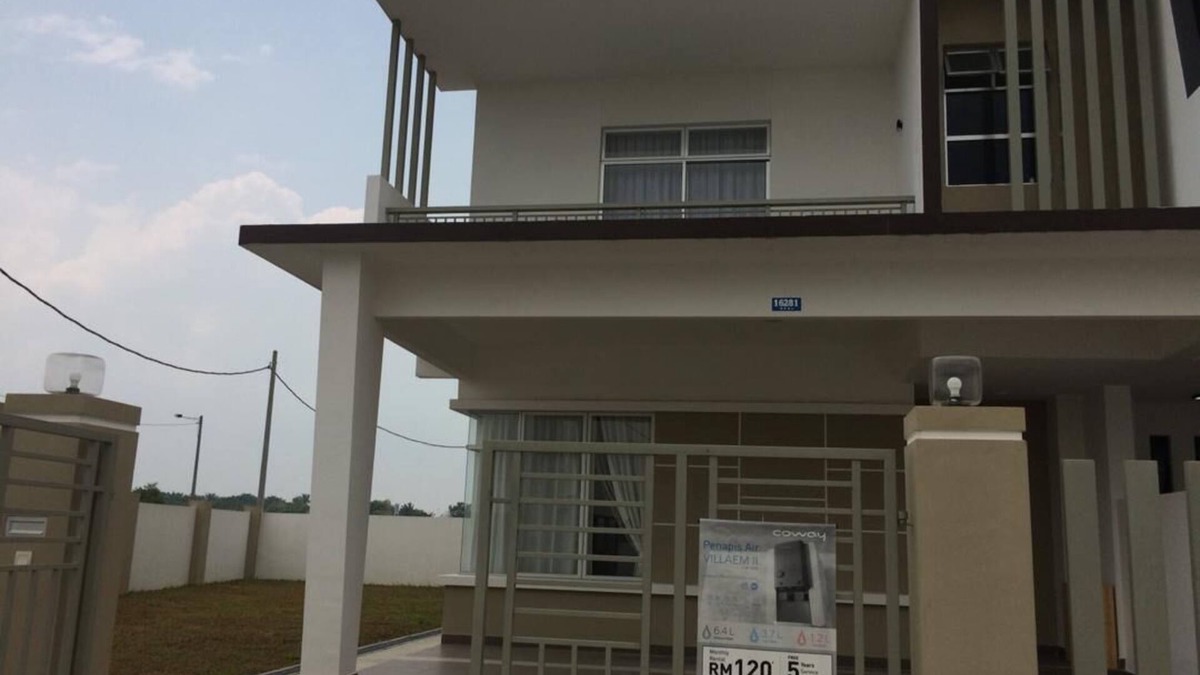 Daerah Kulai House | Beside Airport and Jogging Park . Sun and garden therapy
