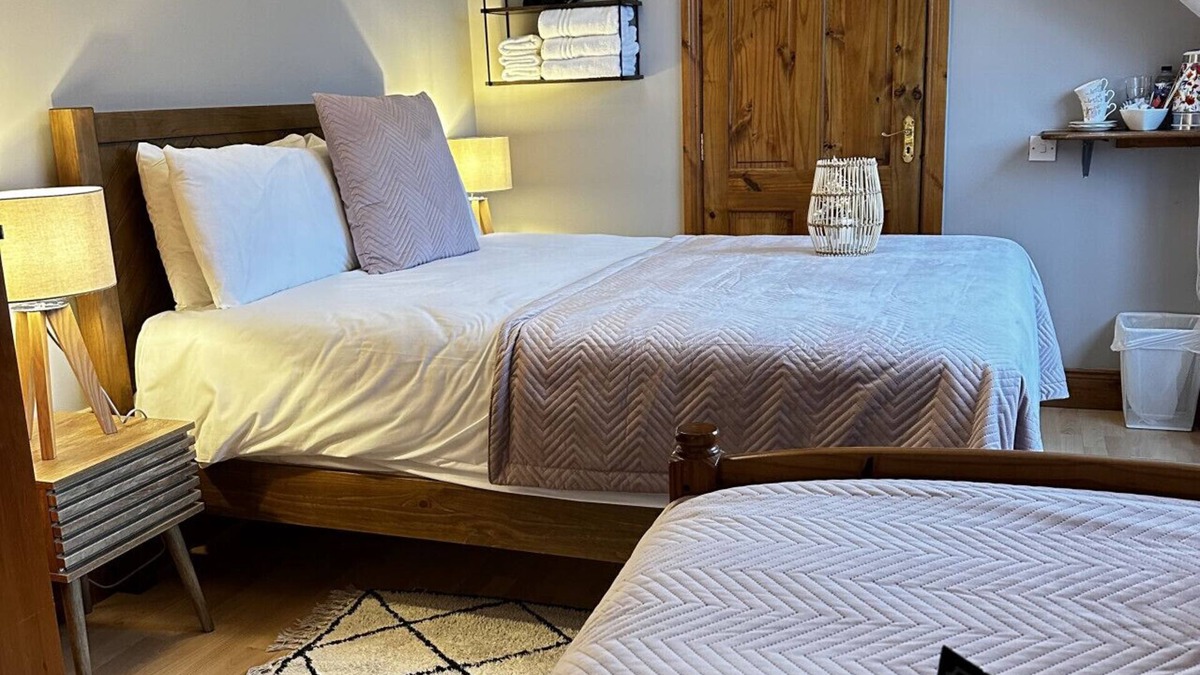 Malahide House | Beside Malahide Castle! Triple room in a cozy Guest House. Close to airport.