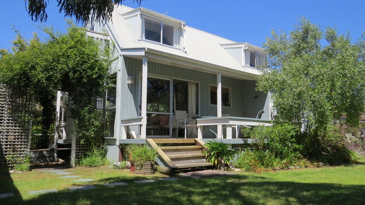 Waikanae Cottage | Beside the lagoon - Waikanae Beach