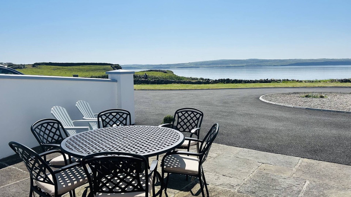 Liscannor Cottage | Beside the sea with spectacular ocean views! Minutes from Cliffs of Moher