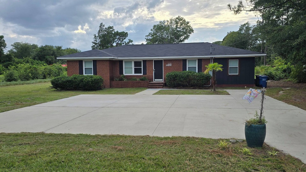Wilmington House | Beside UNCW- 4-bedroom, 2 full bath house- minutes from Wrightsville Beach!