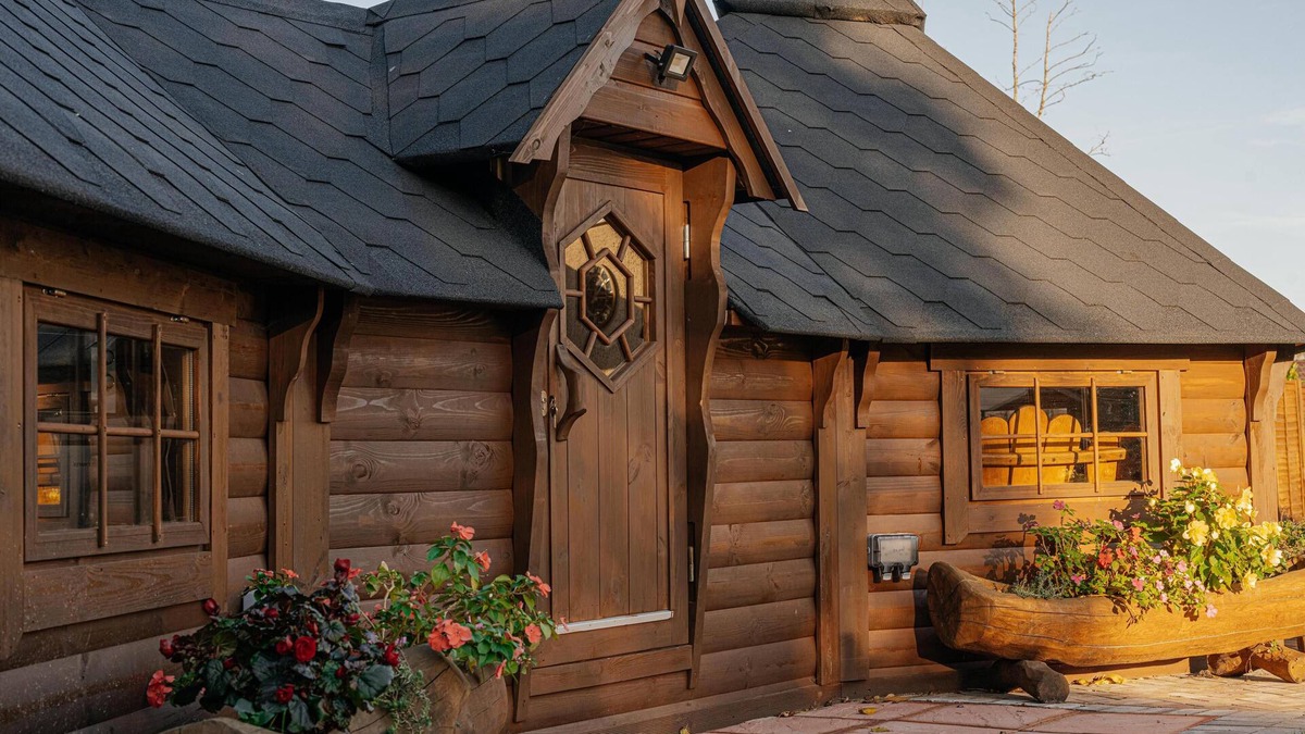 Pentney Cabin | Bespoke holiday home with private pool and hot tub, sleeps 8 ref 34073P