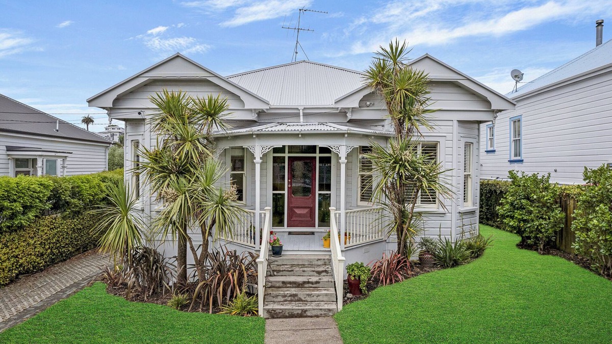 Devonport House | Bespoke Stays - Charming Villa in Devonport