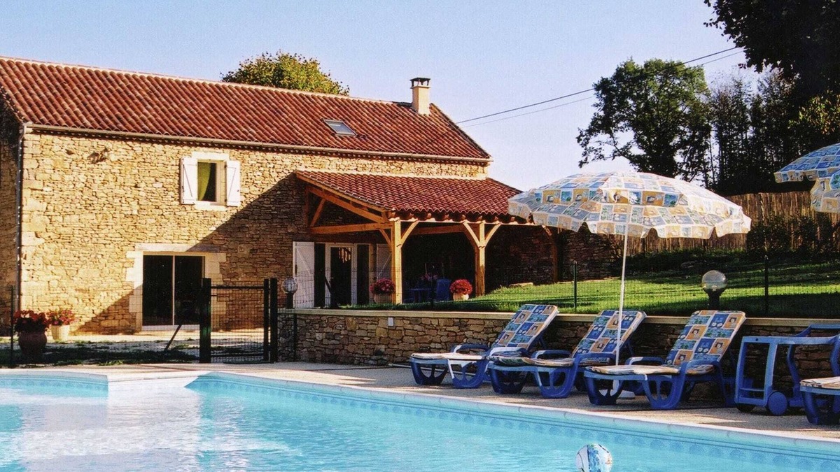 Saint-Pompont House | Besse Poolside Retreat