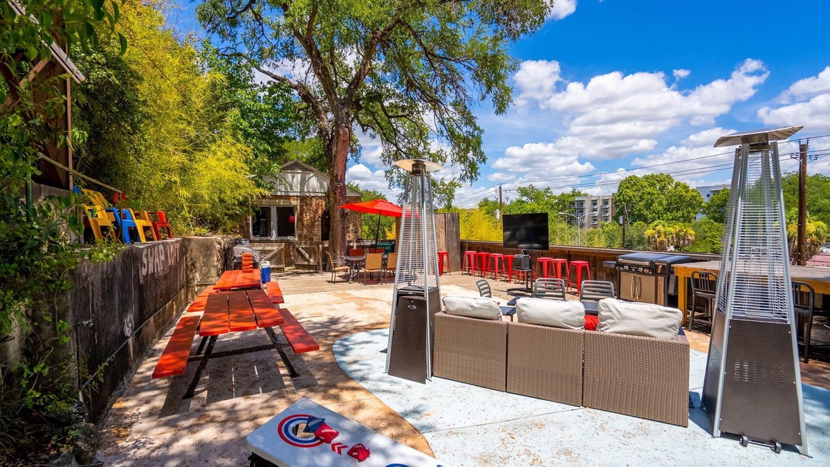 Barton Heights House | Best ATX Location + Patio w 65"TV & Cowboy Pooln
