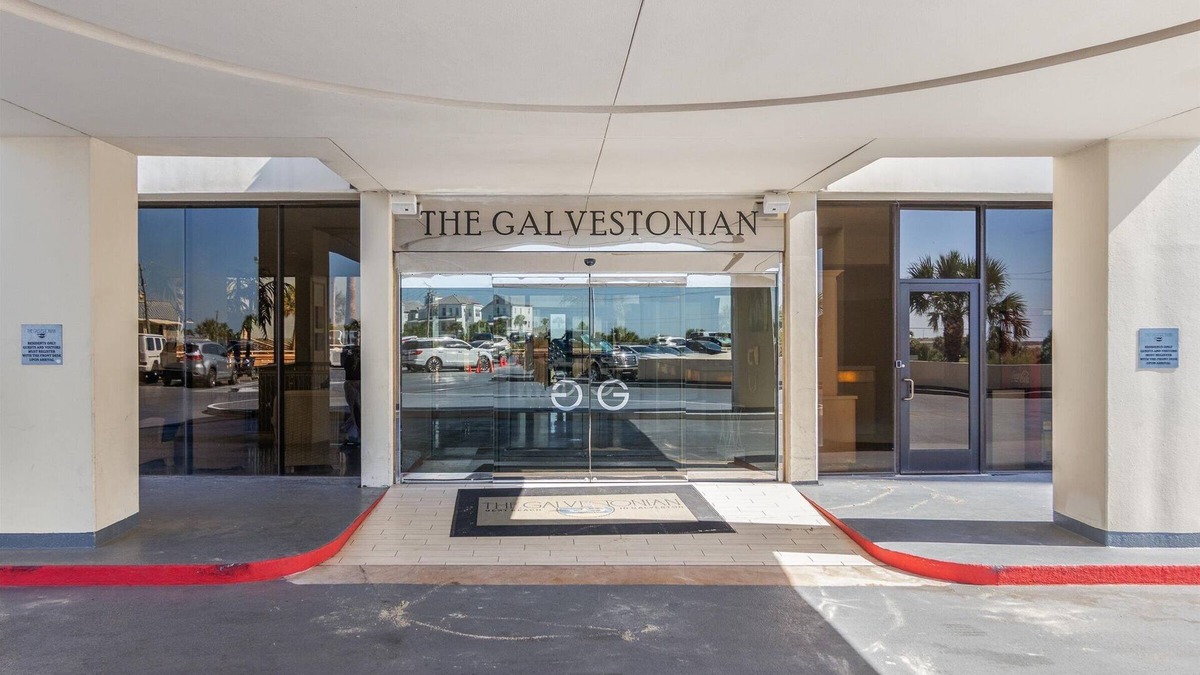 Galveston Condo | Best Beach in Galveston. Walkover to beach! 5 min to Strand shopping & dining.