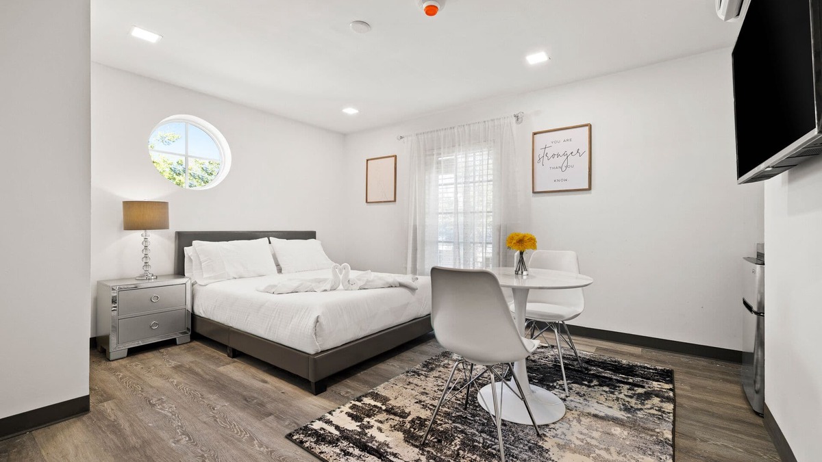 South Miami Hotel | Best BnB by the Miami Herald 2 years running - book Sunset Inn South Miami now!