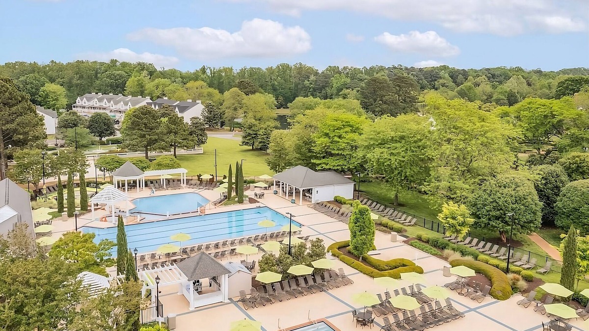 Berkeley Hotel | Best Choice! Free Parking, Indoor & Outdoor Pools, Unit w/Full Kitchen!