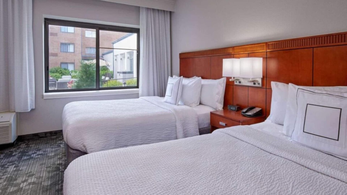 Eden Prairie Resort | Best Choice! Pet-friendly Property with Indoor Pool, Near Round Lake Park Beach