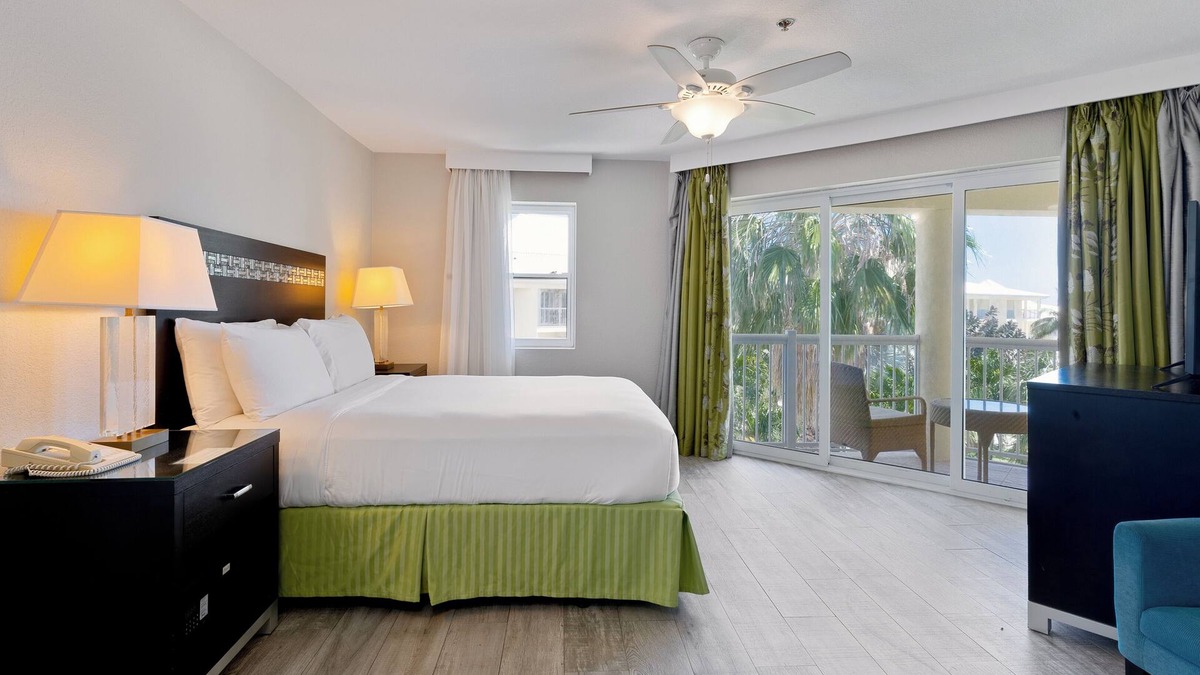 Crystal Harbour Apartment | Best Choice! With Free Breakfast, Free Parking, Outdoor Pool!