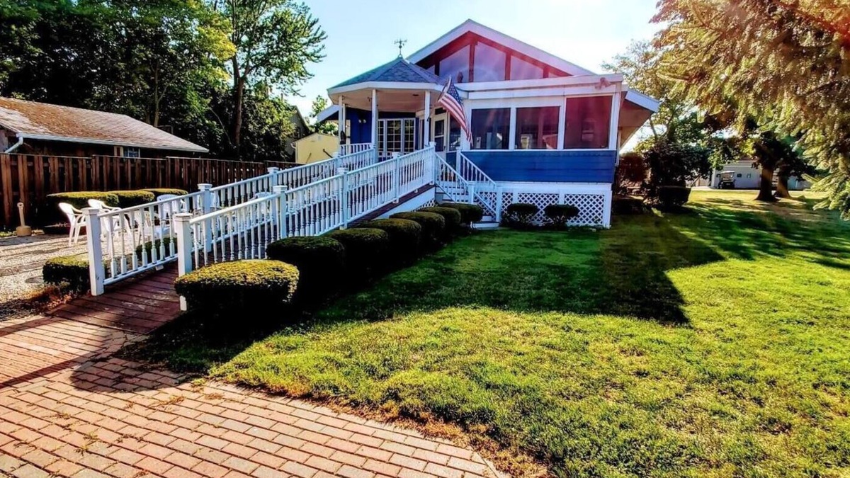 Put-in-Bay House | Best Downtown Location- Large, Beautiful!- The Queen Elizabeth House