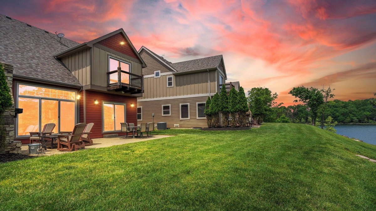 Lampe Cabin | Best Family Friendly Getaway! Luxury Lakefront Villa Dock, Pools, Free Resort Amenities