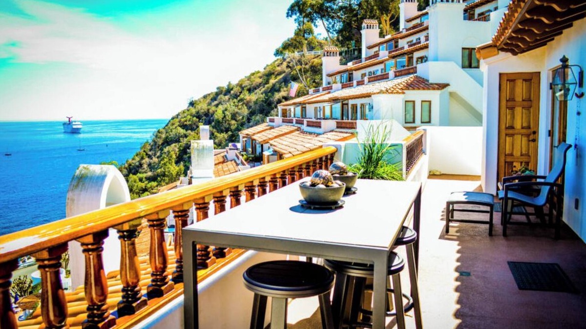 Avalon Villa | Best Hamilton Cove Views, remodeled Villa w. Golf Cart