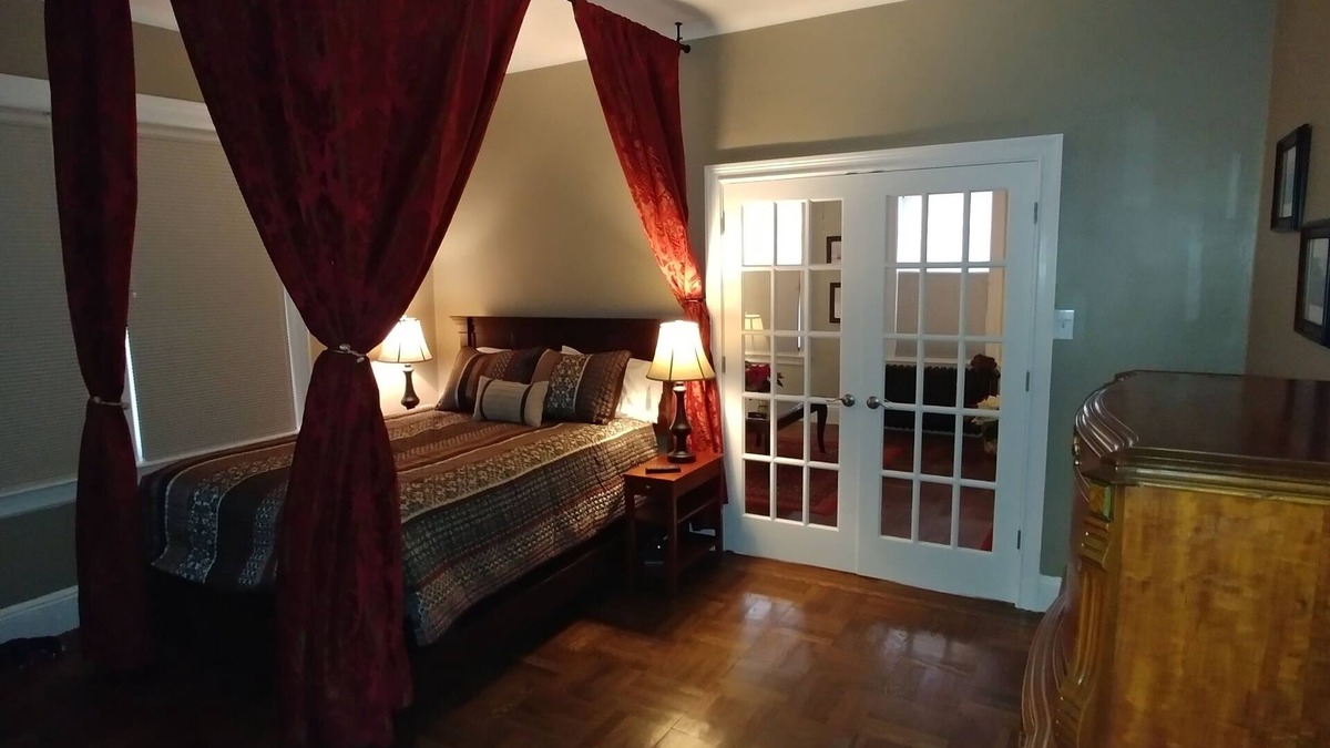 East Bronx House | Best in NYC! Urban feel private garden, easy access to all of NYC,NJ, LI & Conn.