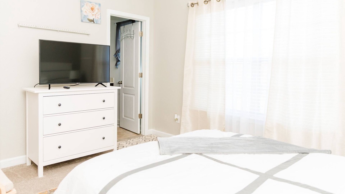 Portsmouth House | Best in the city for a place just like home with amusement park 45 minutes away.
