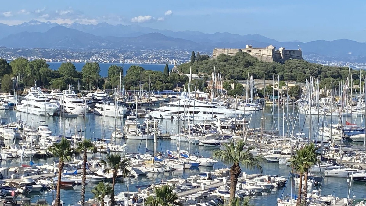 Antibes City Centre Apartment | best location and best views in old Antibes