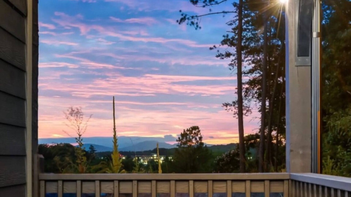 Sevierville Cabin | Best Location! Dollywood & PF Downtown! Brand New with MTN View, Hot Tub,Games