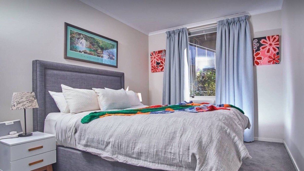 Melbourne Apartment | Best location!Great apartment+tennis court+gym+lap pool. Nearby gardens and tram