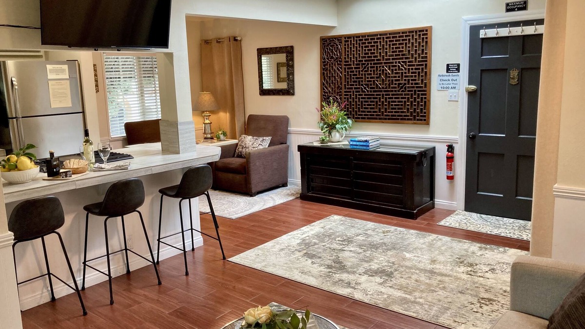 West Beach House | Best Location in town! Walk everywhere. Only 2 Blocks to Ocean, Pier & Wineries!
