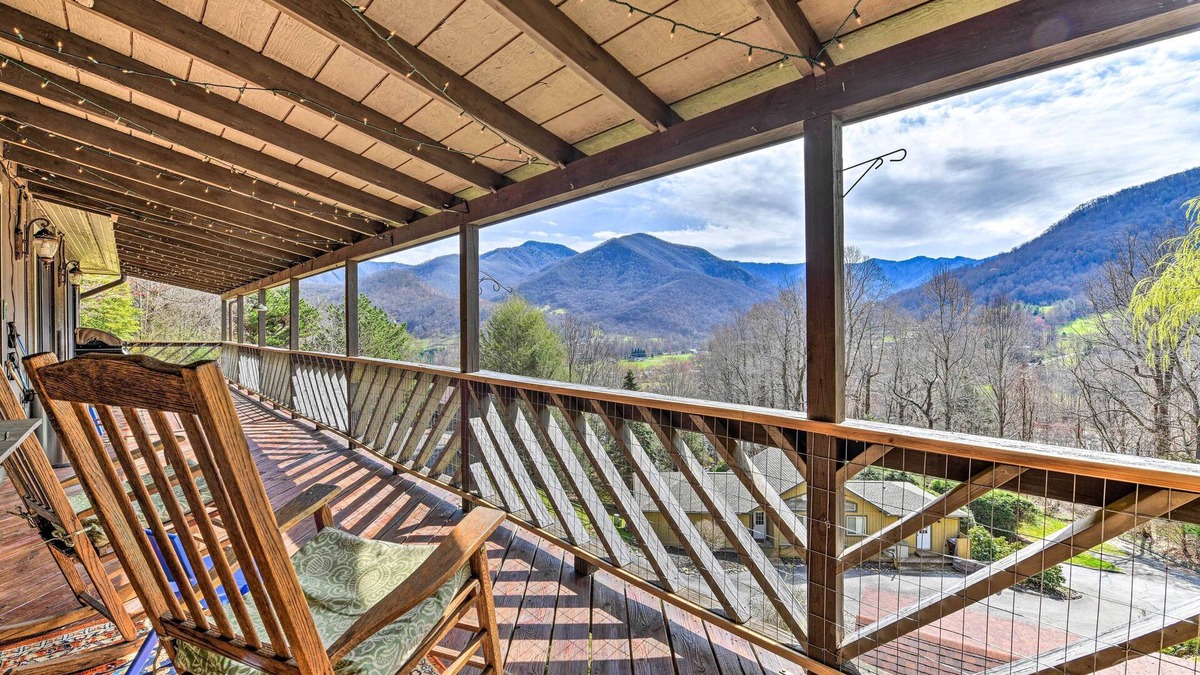 Valley Creek Run Cabin | Best Location - Maggie Valley Cabin w/Hot Tub!