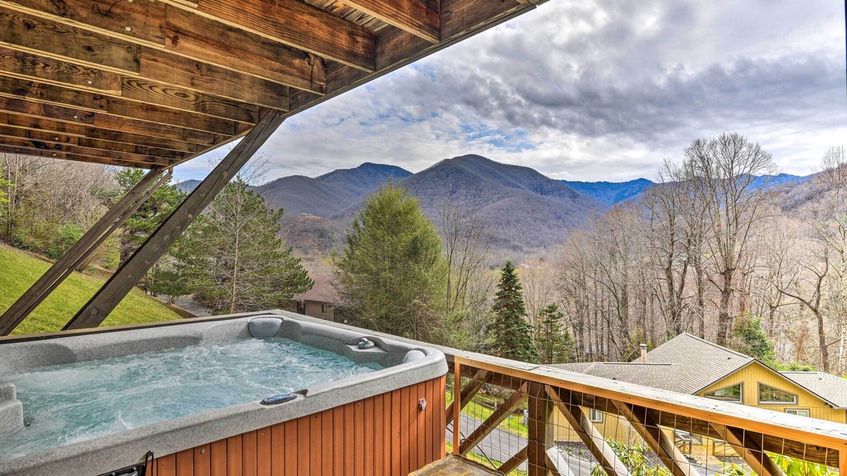 Valley Creek Run Cottage | Best Location - Maggie Valley Cabin w/Hot Tub!