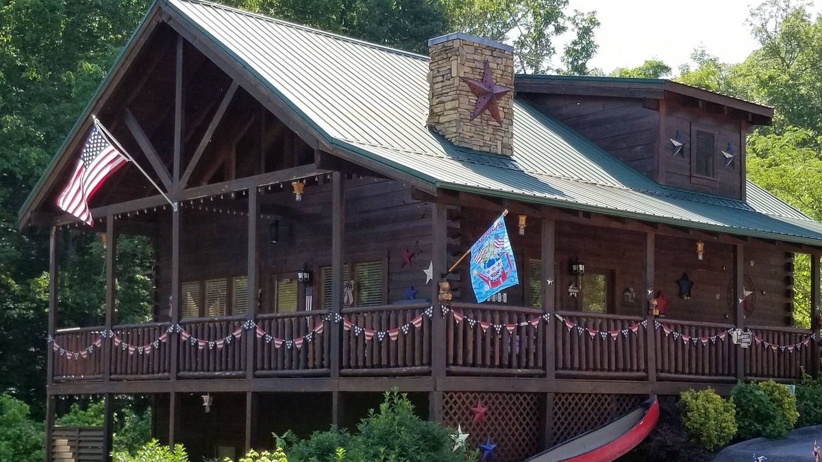 Pigeon Forge Cabin | !BEST LOCATION! RESERVE NOW FOR SPRING BREAK AND SUMMER! BEARFOOT CORNER CABIN!