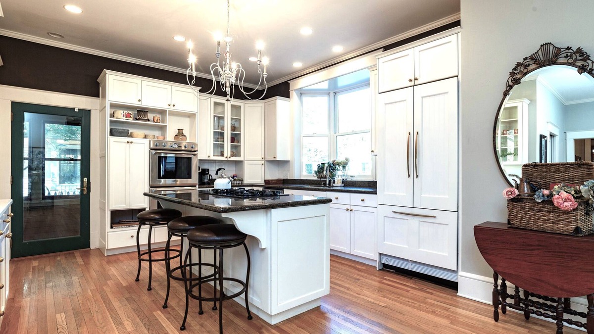 Summit Hill House | Best Location! Walk, Shop & Eat on Summit, Grand & Selby; Sleeps 15!