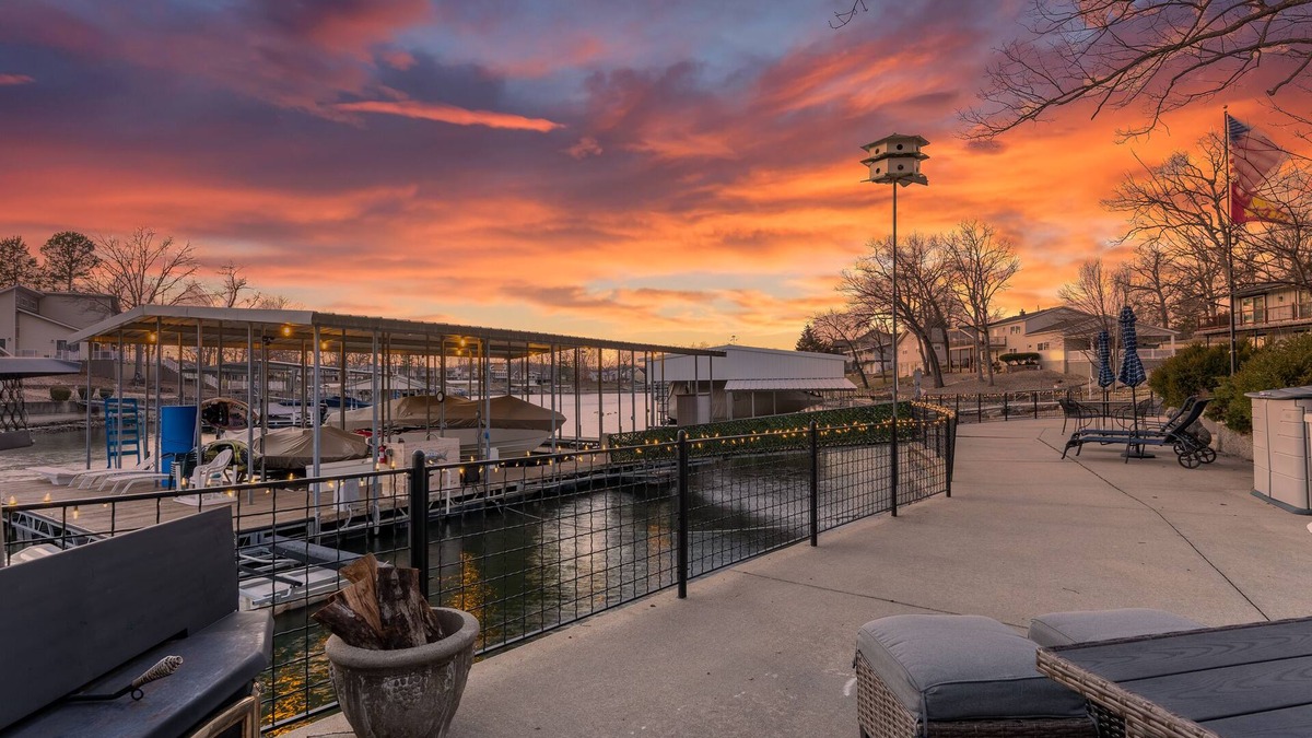 Osage Beach House | BEST LOCATION+Water Toys+SLEEPS 24+2 Kitchens+3 Fridges+6 BEDROOM+5 BATH+Pets ok