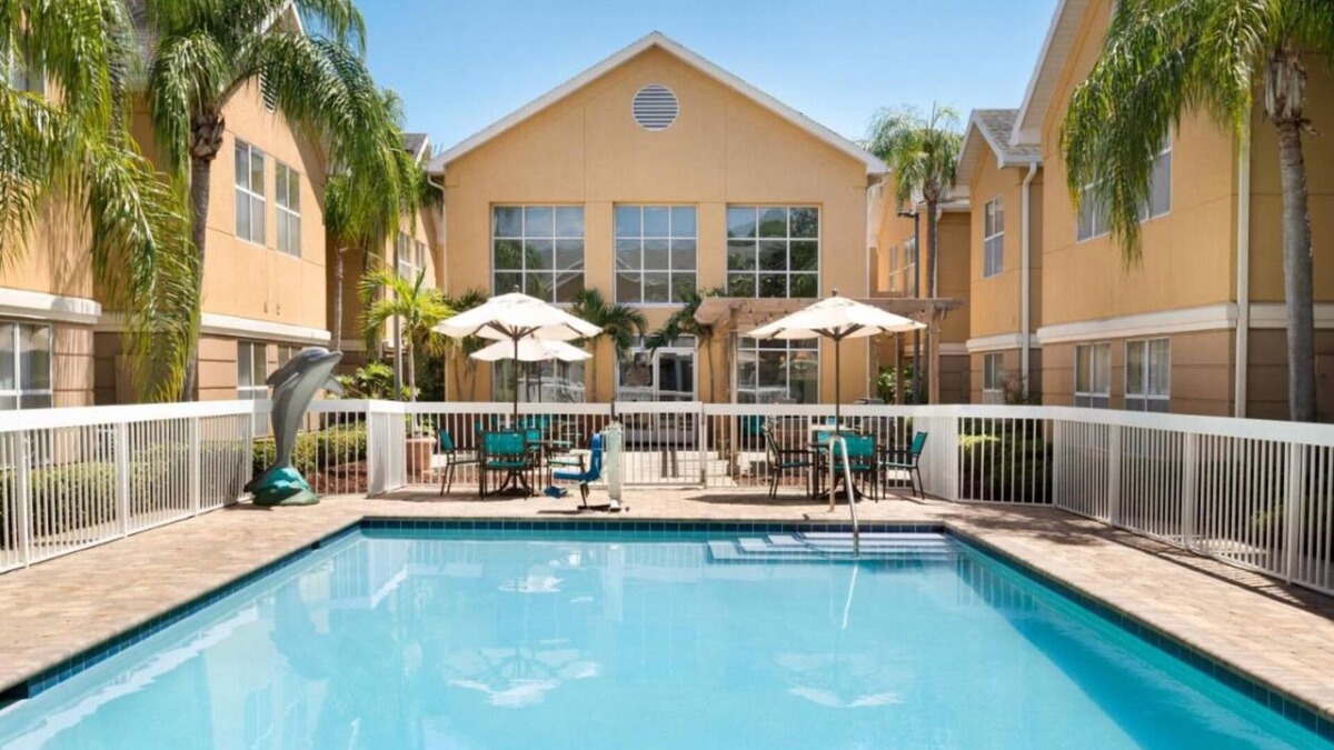 Feather Sound Hotel | Best Memories Start Here! Free Breakfast, Swimming Pool, Full Kitchen!