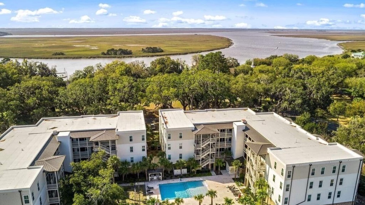 Epworth Acres Condo | Best New Luxury St. Simons FLETC/Vacation Condo-3Br/2Ba/Bikes/2 Pools/Garage