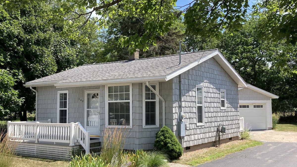 Manistee House | Best of Both Worlds! 5th Avenue Beach and Downtown Within Walking Distance!