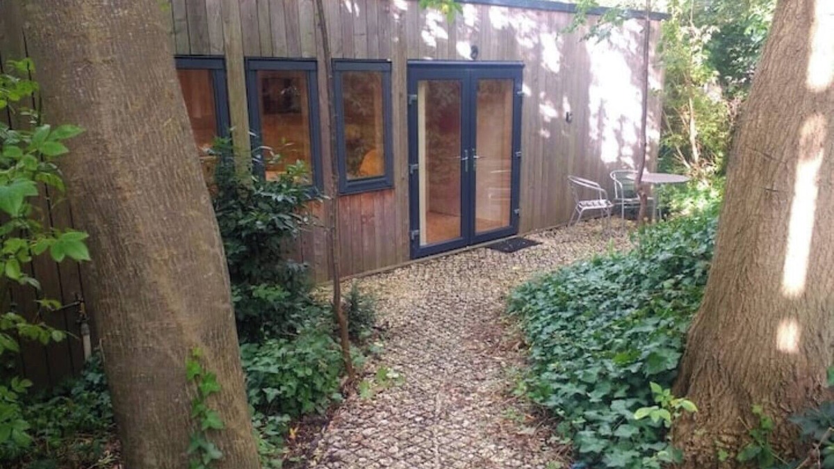 Dursley Cabin | Best of both worlds, trees & town