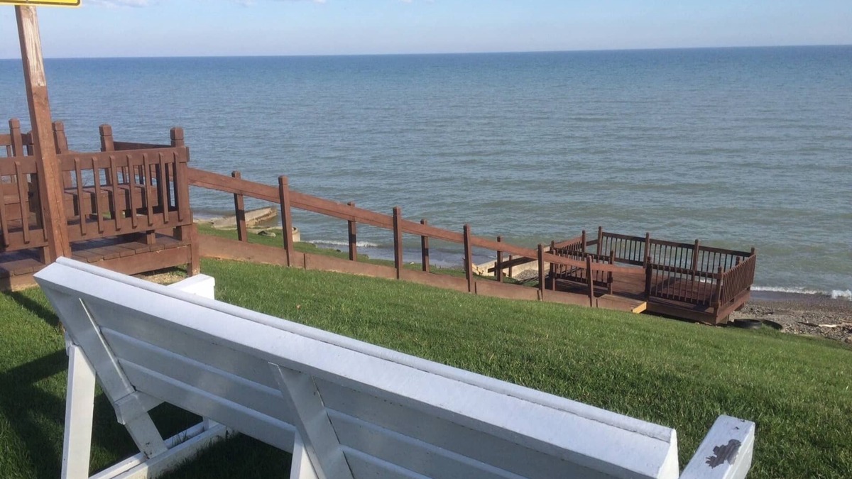 Geneva-on-the-Lake Cottage | Best of Two Worlds - The Strip and The Beach