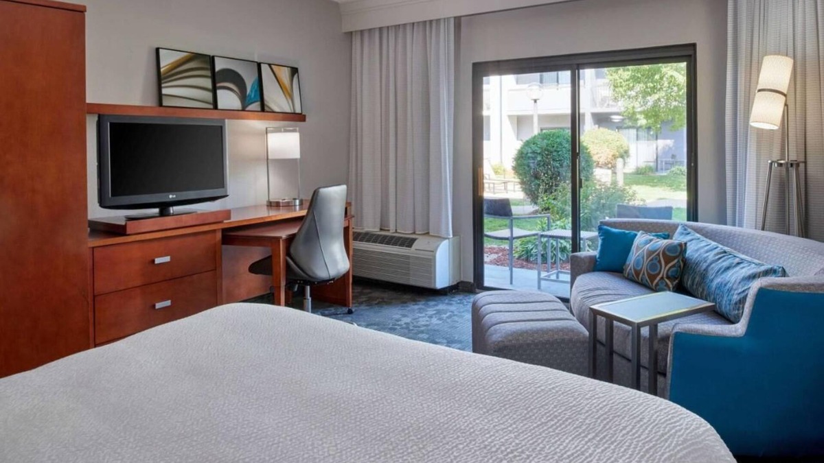 Eden Prairie Hotel | Best Pick! With Indoor Pool, Pets are Welcome with Fee, Courtyard View!