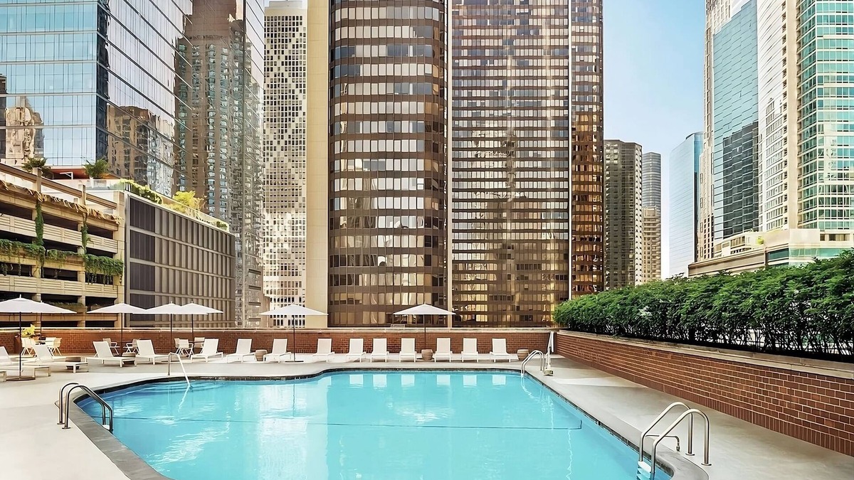 Streeterville Hotel | Best Place to Stay in Chicago! 2 Comfortable Units, Outdoor Pool, Parking