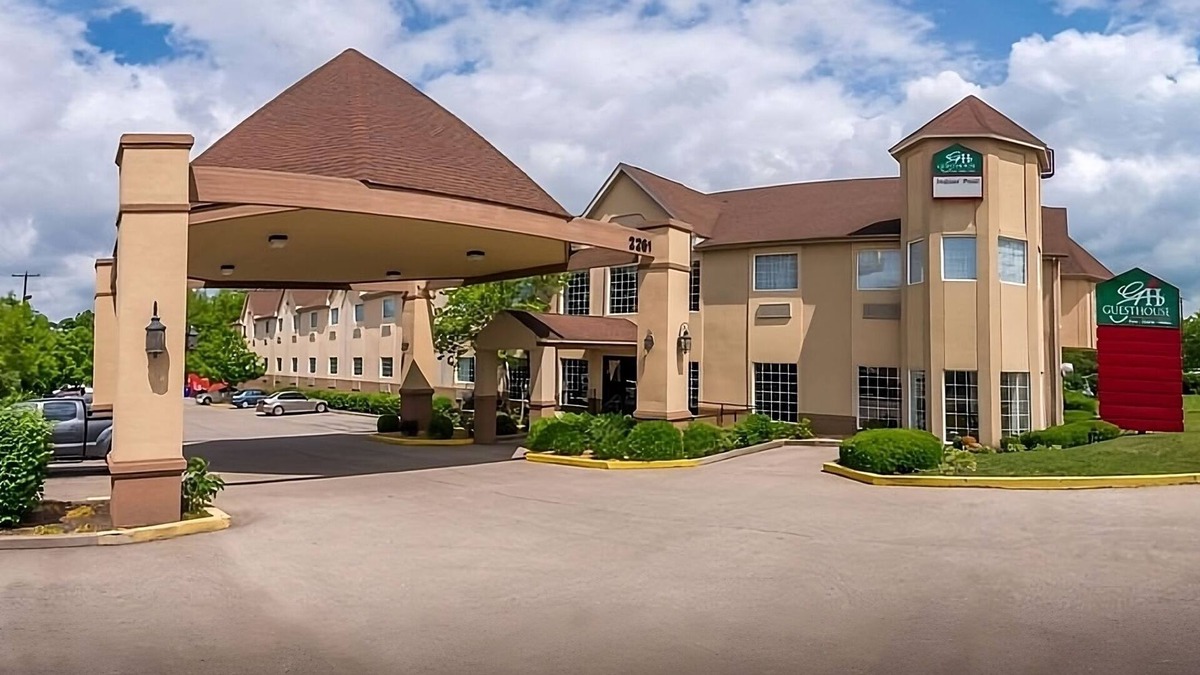 Lexington Resort | Best Place to Stay in Kentucky Free Parking, Free Breakfast, Onsite Pool