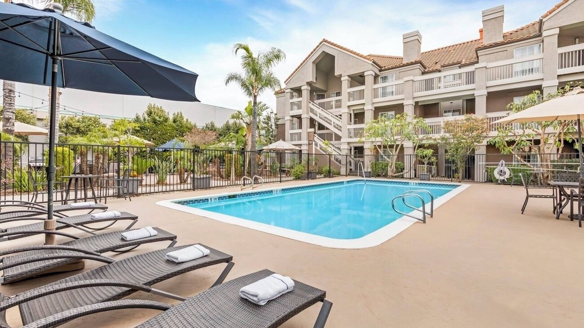 Chatsworth Hotel | Best Place to Stay in Chatsworth! Full Kitchen, Swimming Pool, Free Breakfast!