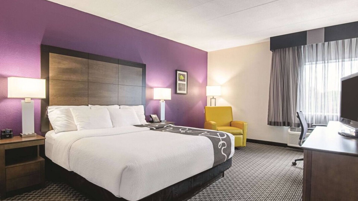 Portland House | Best Place to Unwin! 4 Pet-friendly Hotel Units, Free Breakfast, Free Parking