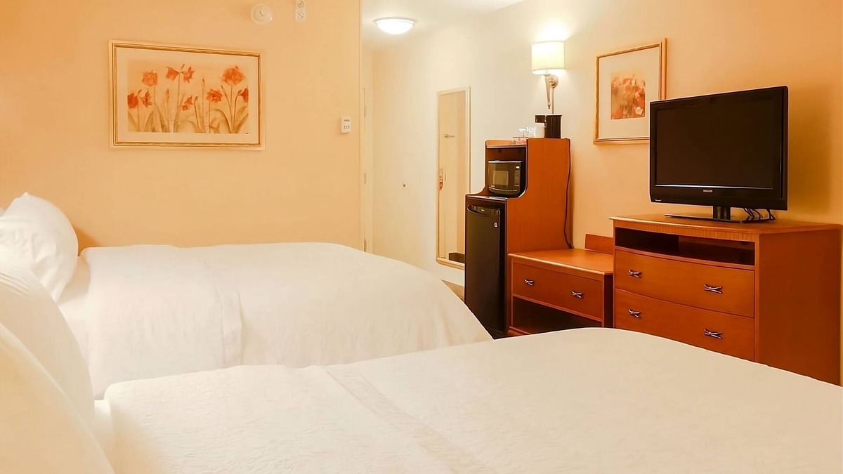 Tomball Hotel | Best Place to Unwind! 3 Comfortable Units, Onsite Pool, Free Breakfast!