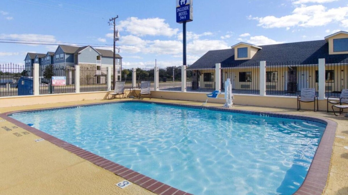 Ingleside House | Best Place to Unwind! Free Breakfast, Swimming Pool, Free Parking!