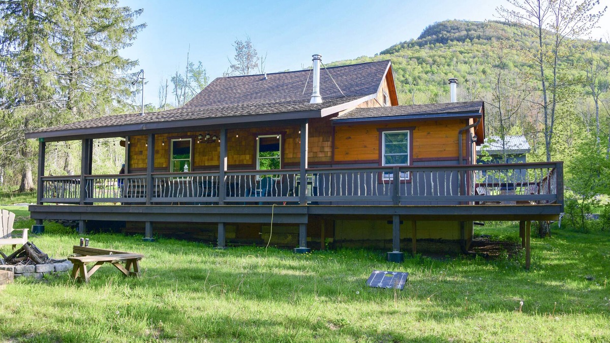 Hunter House | Best rated cabin in Hunter cozy 4 Bedrooms 3 full baths AC close to everything
