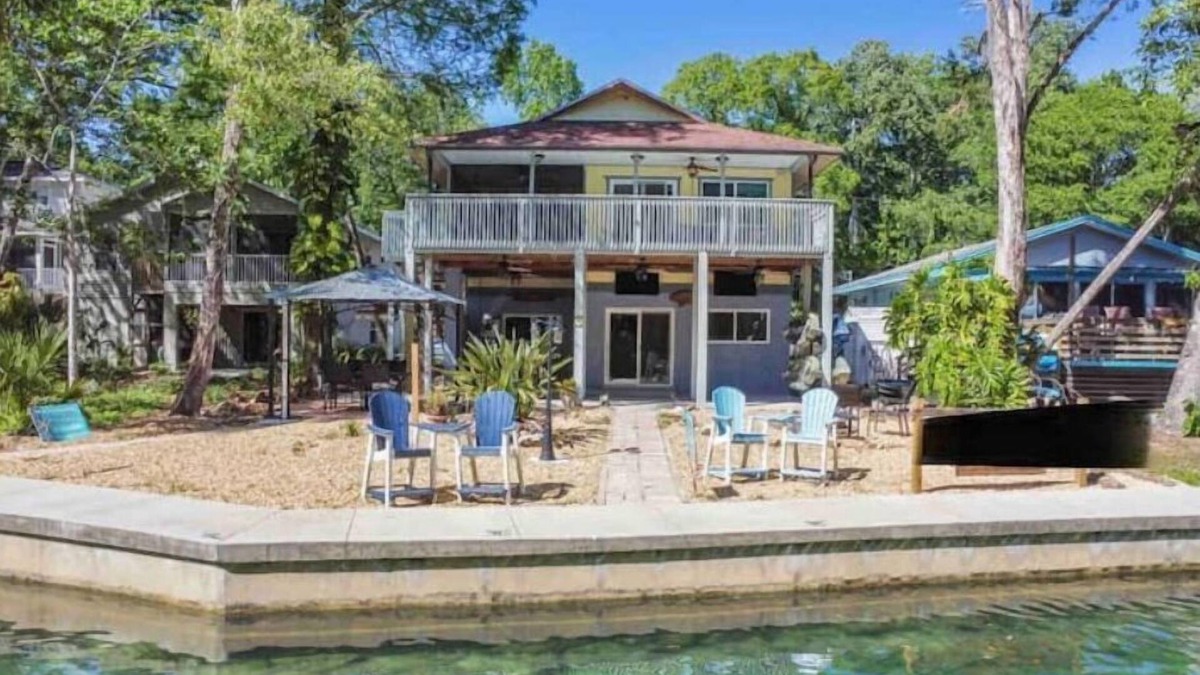 Weeki Wachee Gardens House | Best River Home-Bear Trail Retreat- 10 Kayaks, LG yard, Gazebo, Firepit,10 kayak