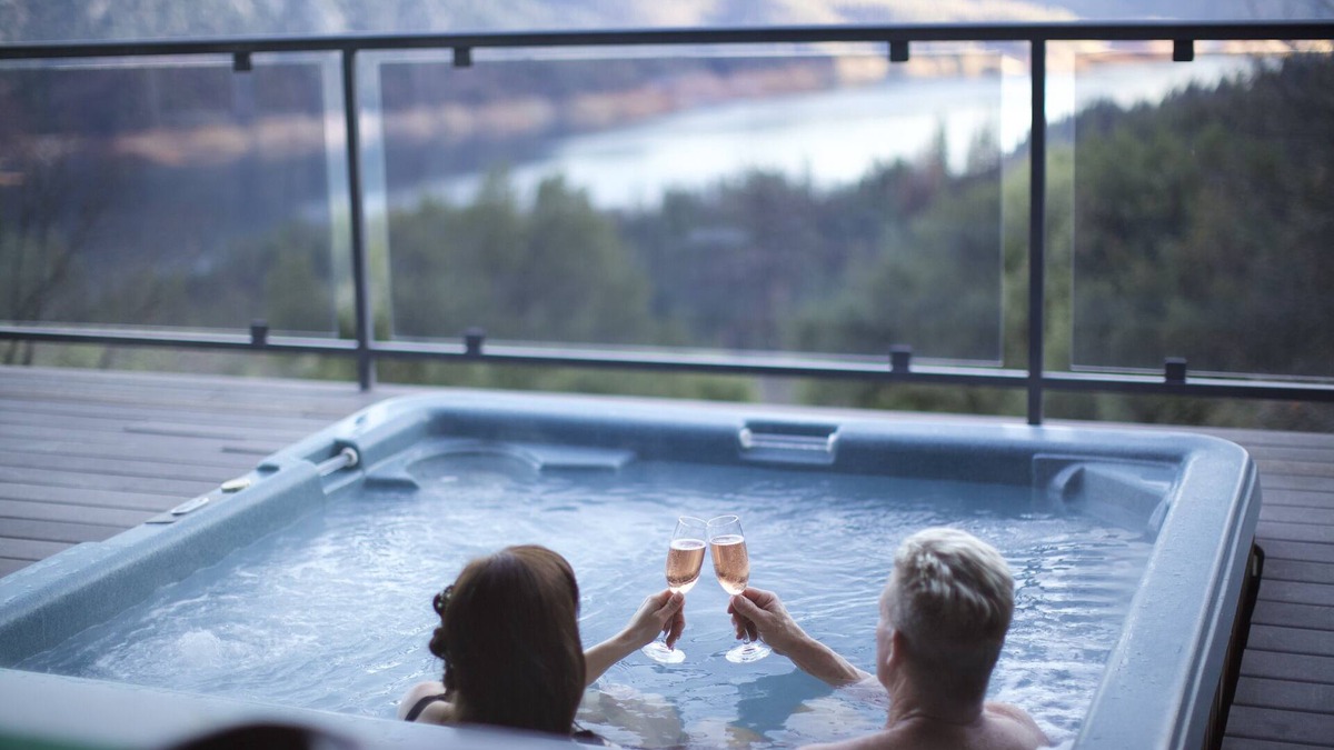 Lakehead House | Best Romantic Getaway on Lake Shasta. Amazing Views, No Neighbors.