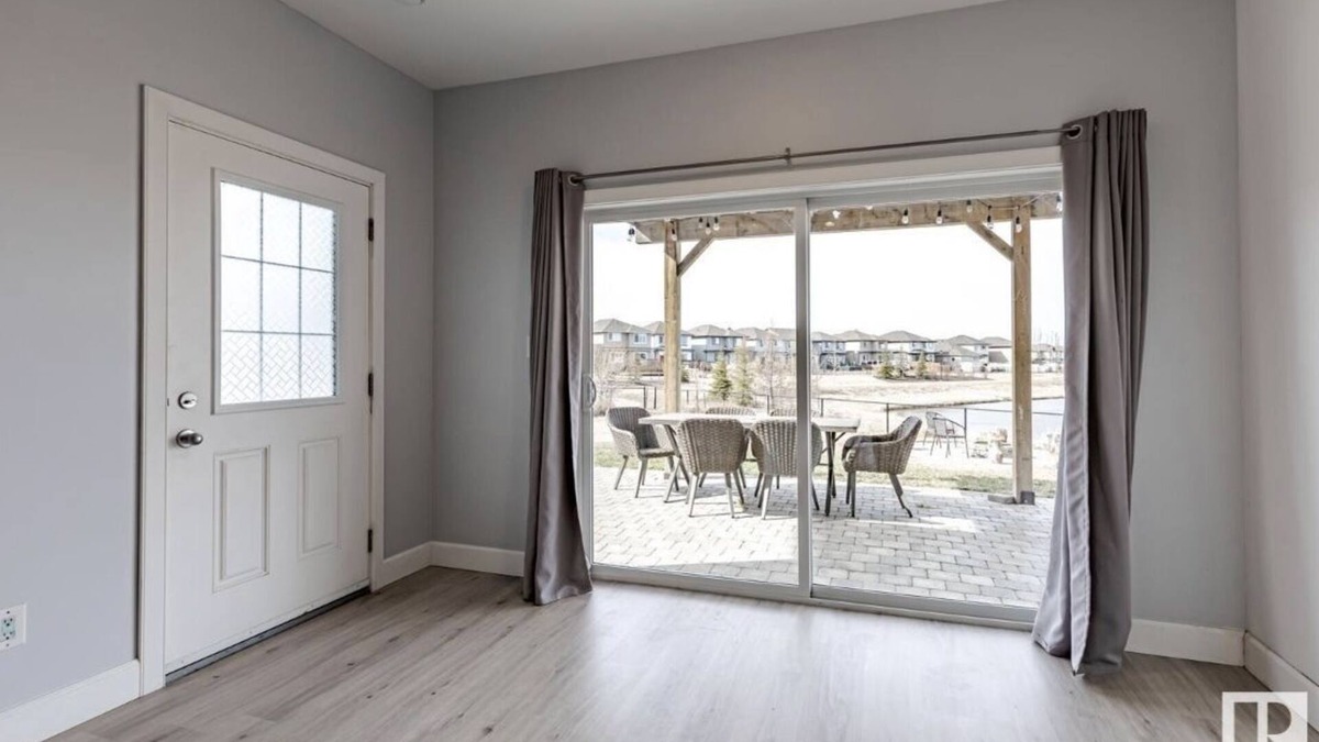 Southeast Edmonton House | BEST ROOM WITH LAKEVIEW